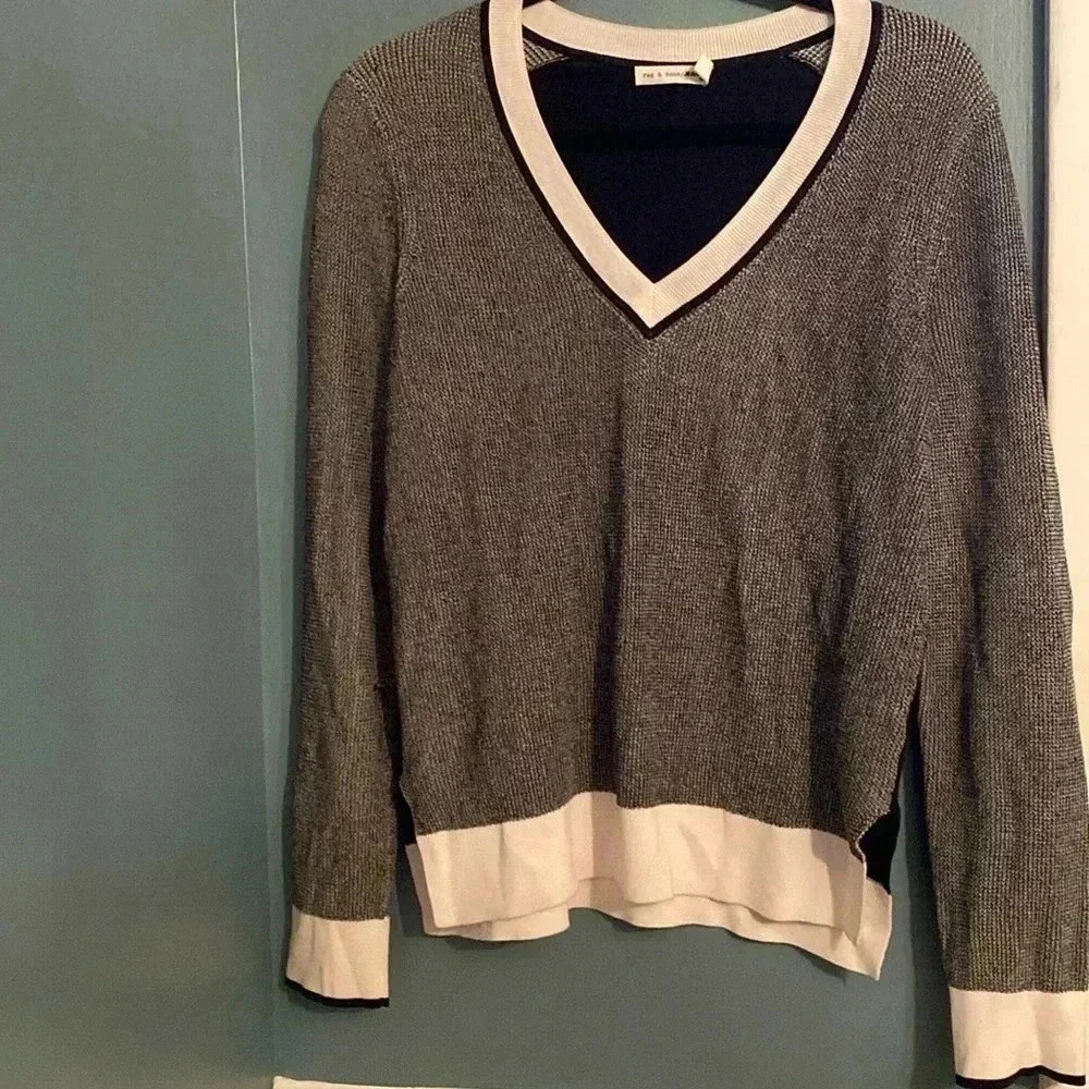 Rag & Bone women’s black/white sweater - cotton blend - small - v neck